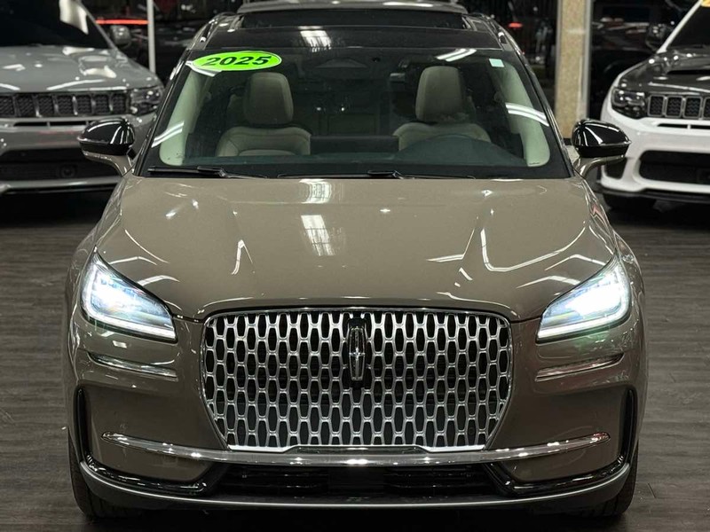 Lincoln Corsair Vehicle Full-screen Gallery Image 03