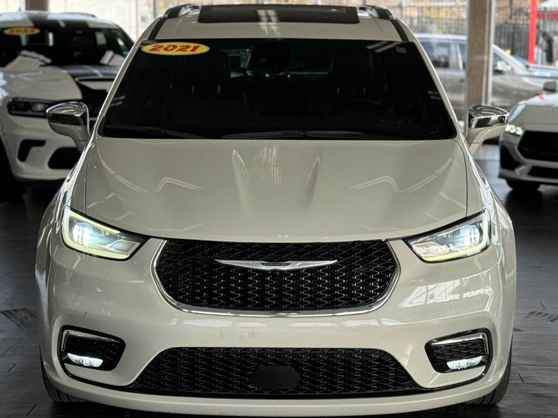 Chrysler Pacifica Vehicle Full-screen Gallery Image 03