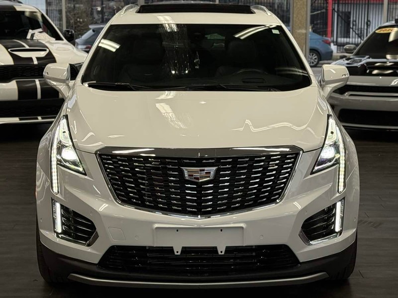 Cadillac XT5 Vehicle Full-screen Gallery Image 03