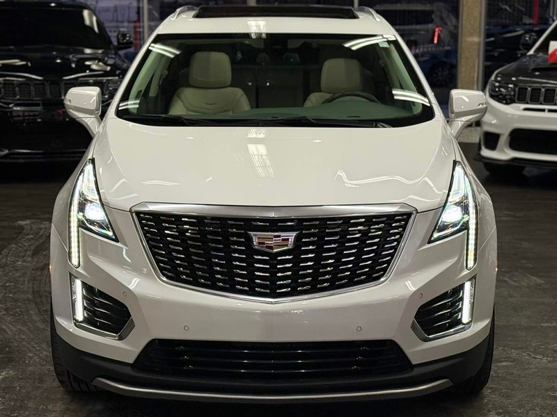 Cadillac XT5 Vehicle Full-screen Gallery Image 03