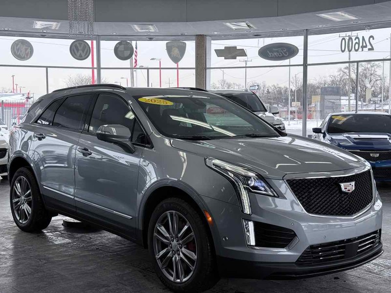 Cadillac XT5 Vehicle Full-screen Gallery Image 01