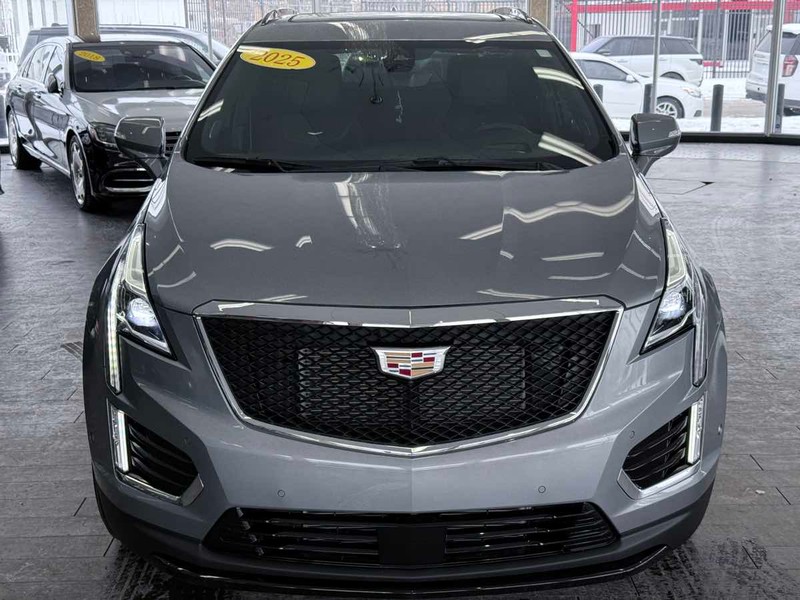 Cadillac XT5 Vehicle Full-screen Gallery Image 03