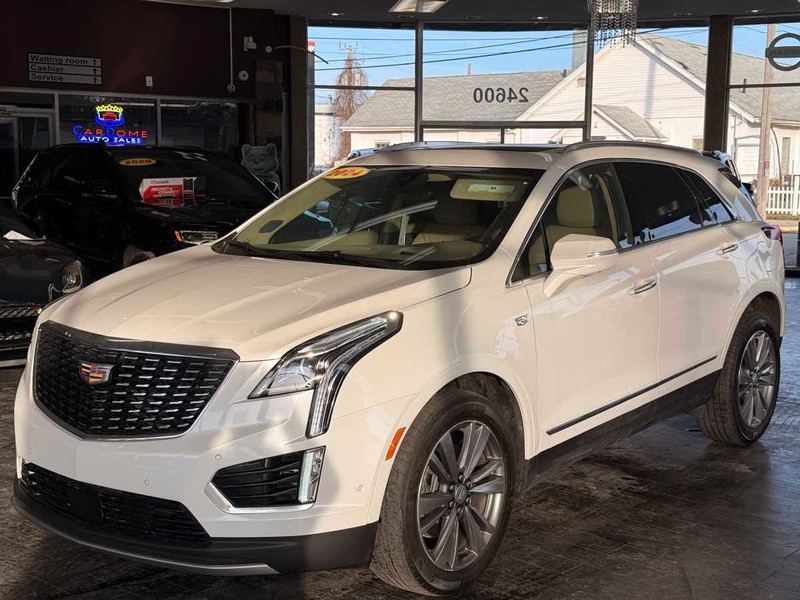Cadillac XT5 Vehicle Full-screen Gallery Image 02
