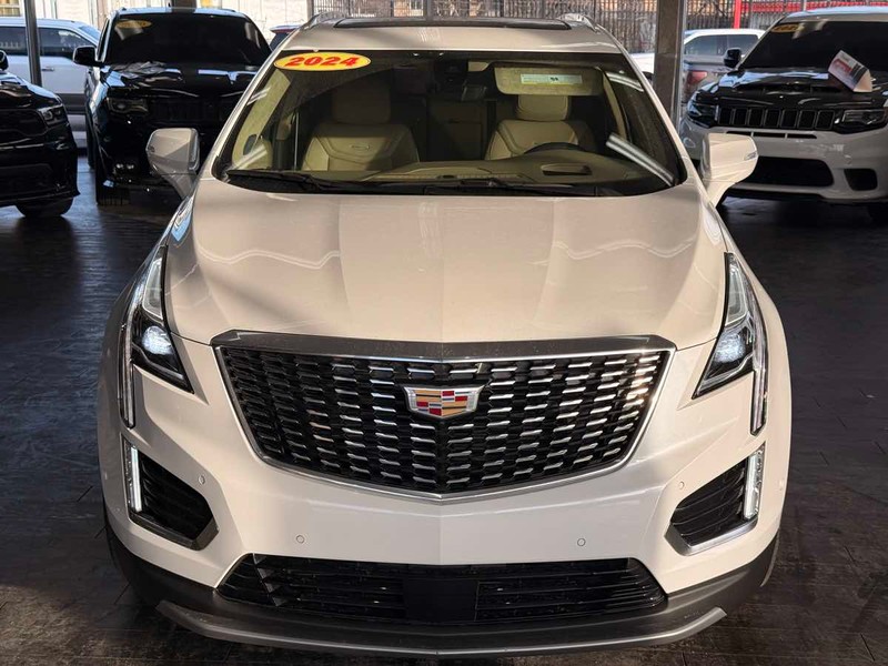 Cadillac XT5 Vehicle Full-screen Gallery Image 03
