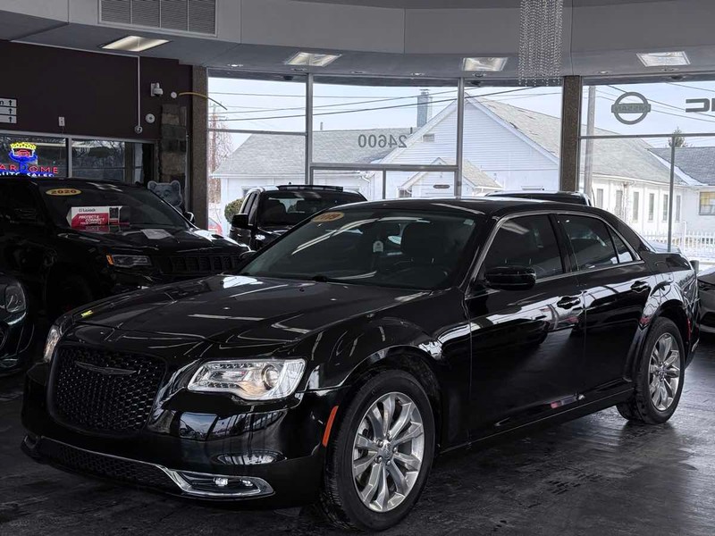 Chrysler 300 Vehicle Full-screen Gallery Image 02