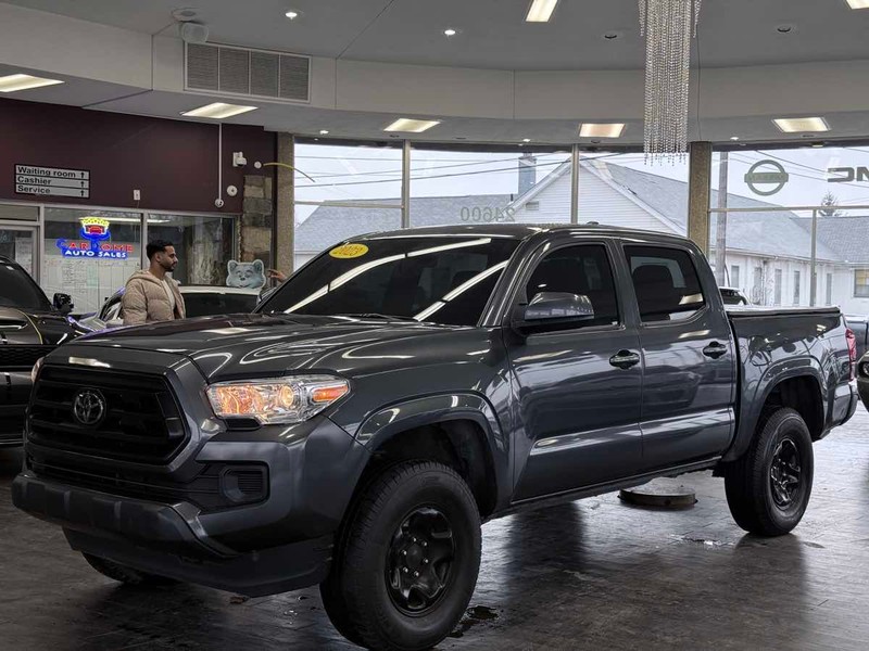 Toyota Tacoma 4WD Vehicle Full-screen Gallery Image 02