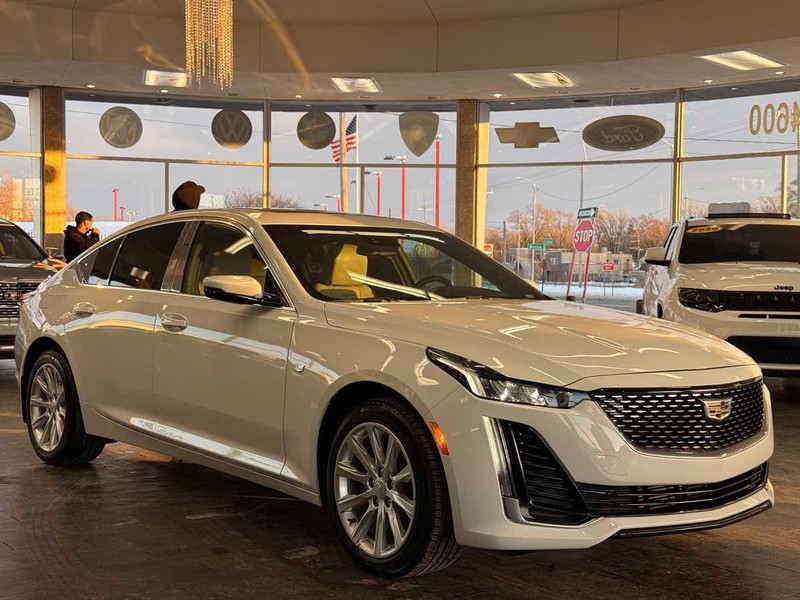 Cadillac CT5 Vehicle Full-screen Gallery Image 02