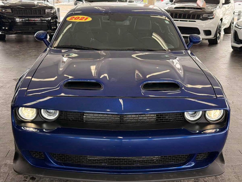 Dodge Challenger Vehicle Full-screen Gallery Image 03