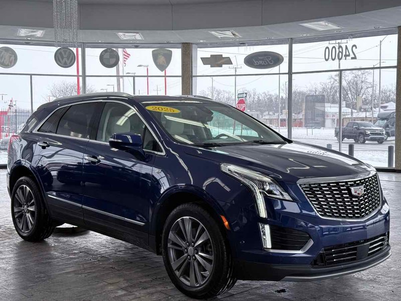 Cadillac XT5 Vehicle Full-screen Gallery Image 01