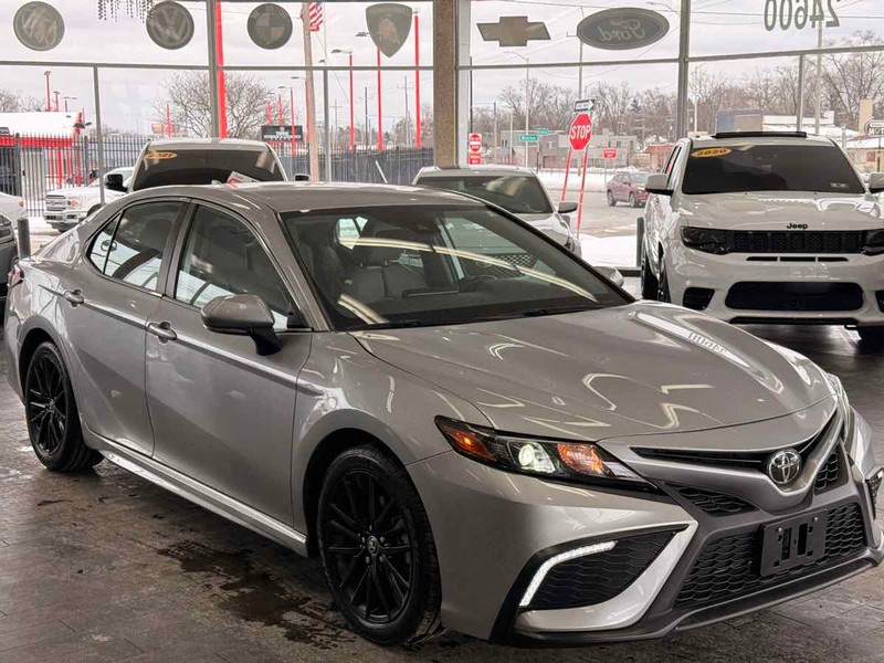 Toyota Camry Vehicle Full-screen Gallery Image 01