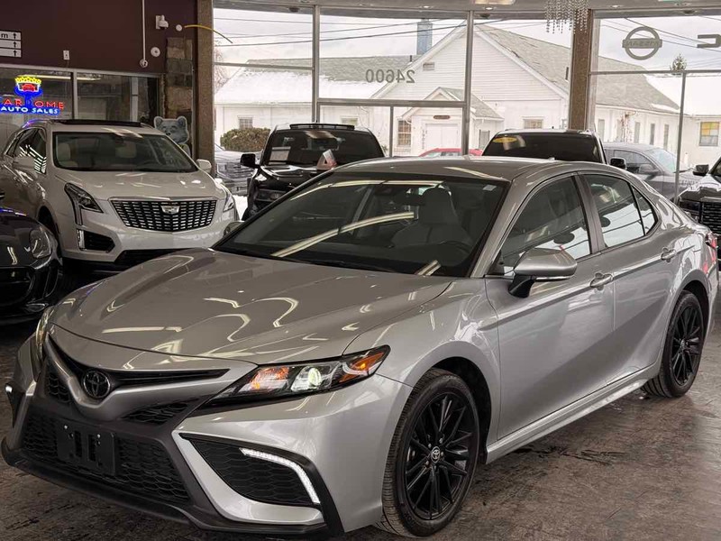 Toyota Camry Vehicle Full-screen Gallery Image 02