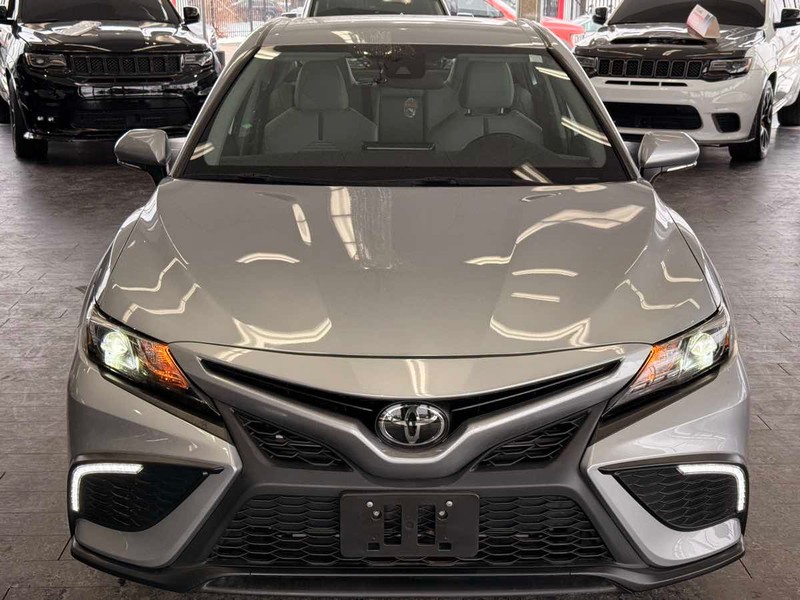 Toyota Camry Vehicle Full-screen Gallery Image 03