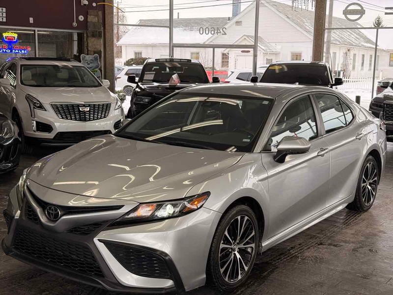 Toyota Camry Vehicle Full-screen Gallery Image 02