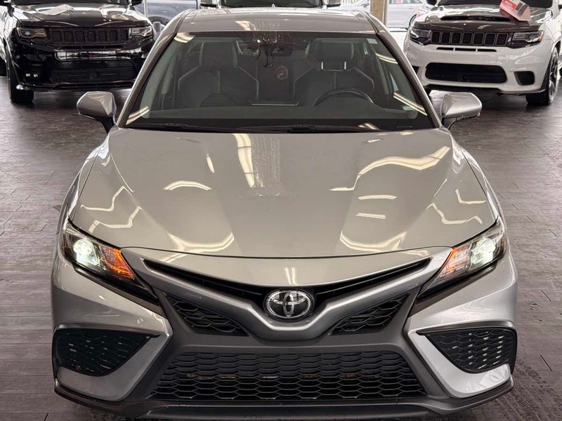 Toyota Camry Vehicle Full-screen Gallery Image 03