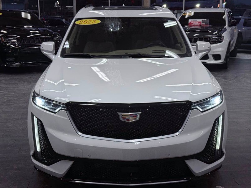 Cadillac XT6 Vehicle Full-screen Gallery Image 03