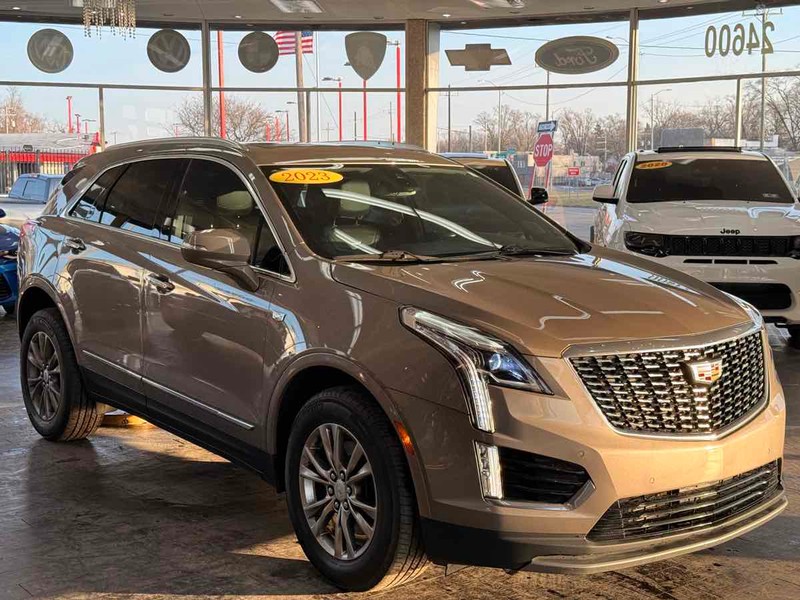 Cadillac XT5 Vehicle Full-screen Gallery Image 01