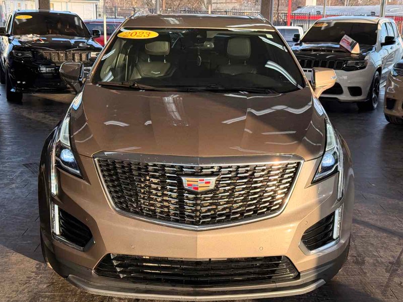 Cadillac XT5 Vehicle Full-screen Gallery Image 03