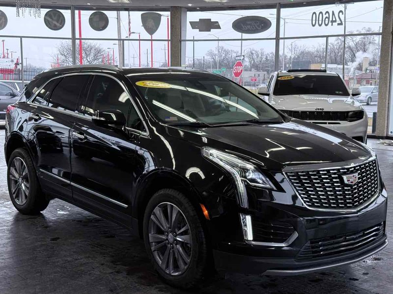 Cadillac XT5 Vehicle Full-screen Gallery Image 01