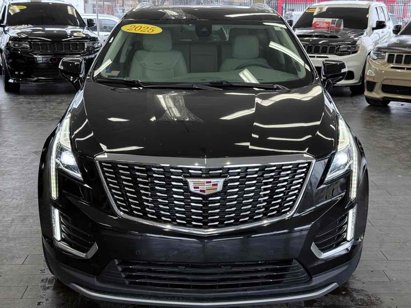 Cadillac XT5 Vehicle Full-screen Gallery Image 03