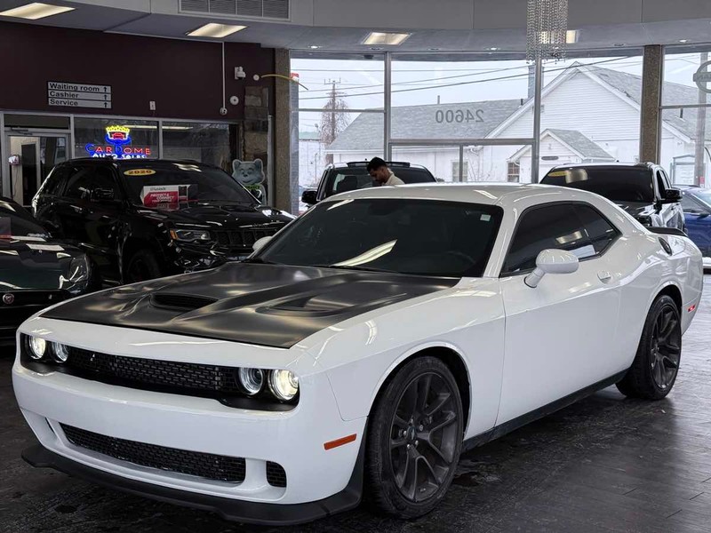 Dodge Challenger Vehicle Full-screen Gallery Image 02