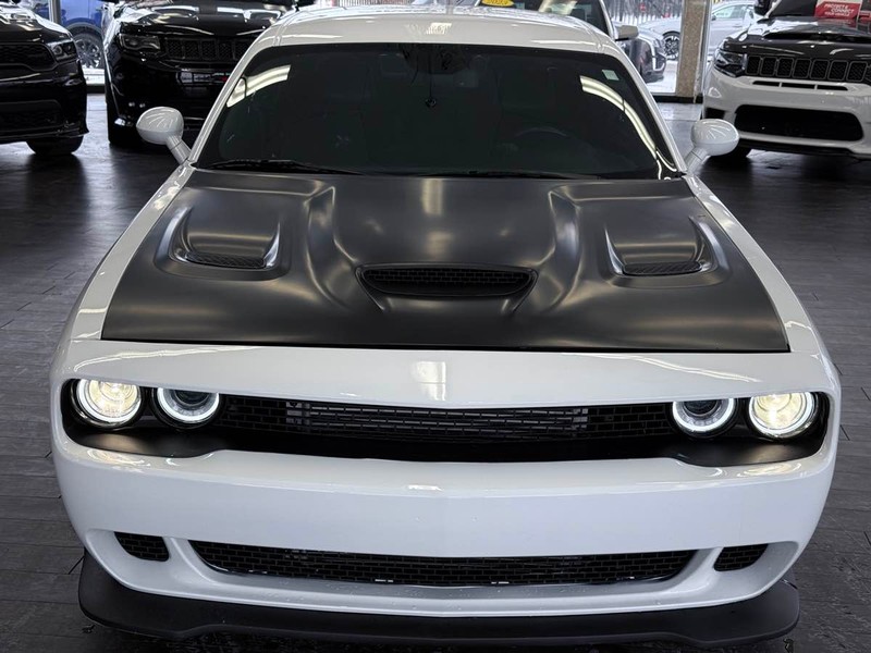 Dodge Challenger Vehicle Full-screen Gallery Image 03