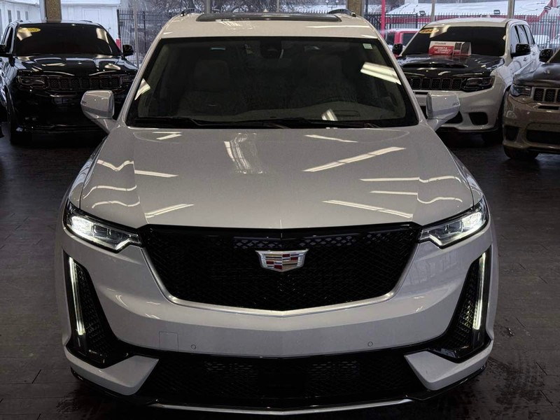 Cadillac XT6 Vehicle Full-screen Gallery Image 02