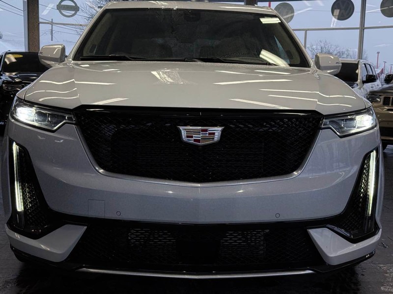 Cadillac XT6 Vehicle Full-screen Gallery Image 03