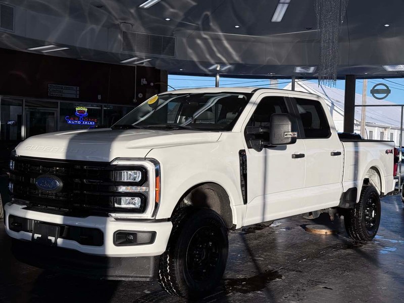 Ford Super Duty F-350 SRW Vehicle Full-screen Gallery Image 02