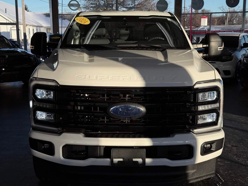 Ford Super Duty F-350 SRW Vehicle Full-screen Gallery Image 03