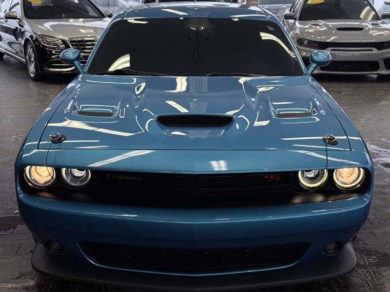 Dodge Challenger Vehicle Full-screen Gallery Image 03