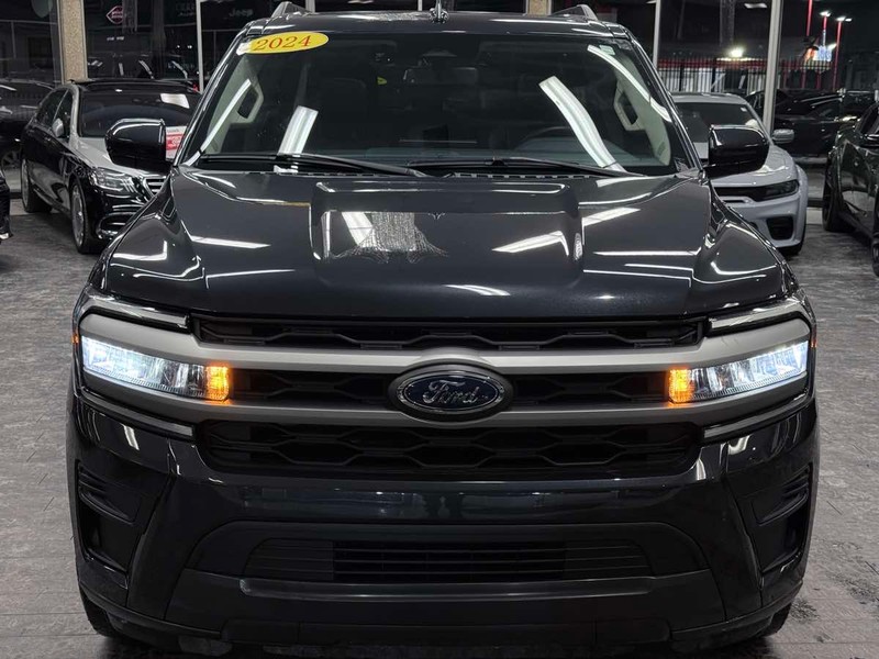 Ford Expedition Max Vehicle Full-screen Gallery Image 03