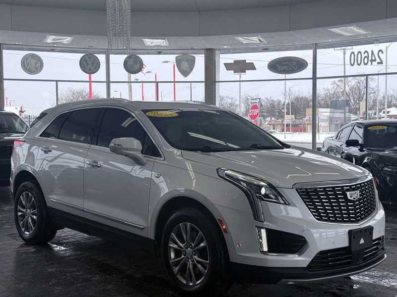 Cadillac XT5 Vehicle Full-screen Gallery Image 01