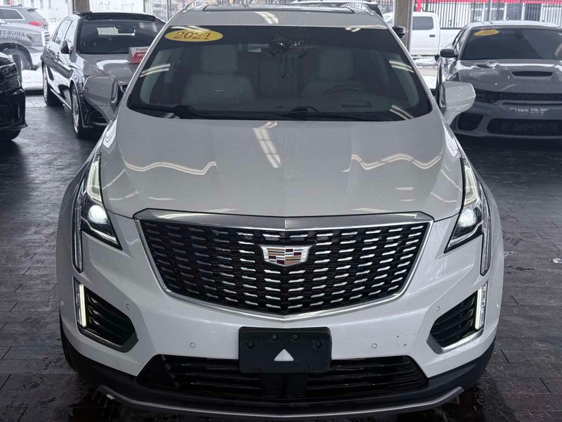 Cadillac XT5 Vehicle Full-screen Gallery Image 03