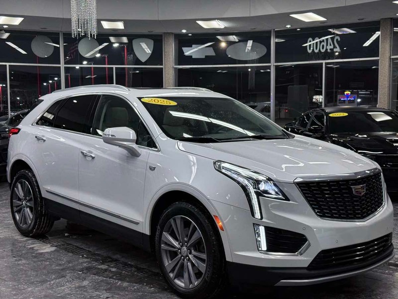 Cadillac XT5 Vehicle Full-screen Gallery Image 01