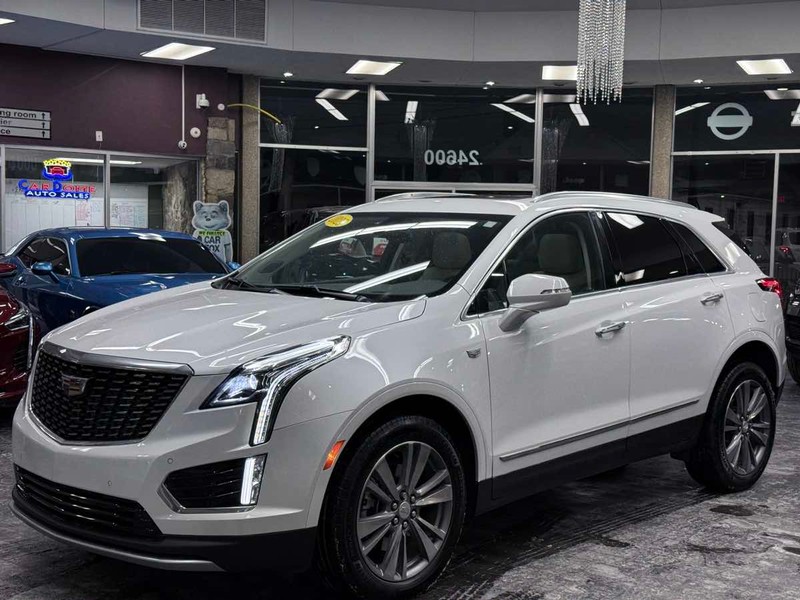 Cadillac XT5 Vehicle Full-screen Gallery Image 02