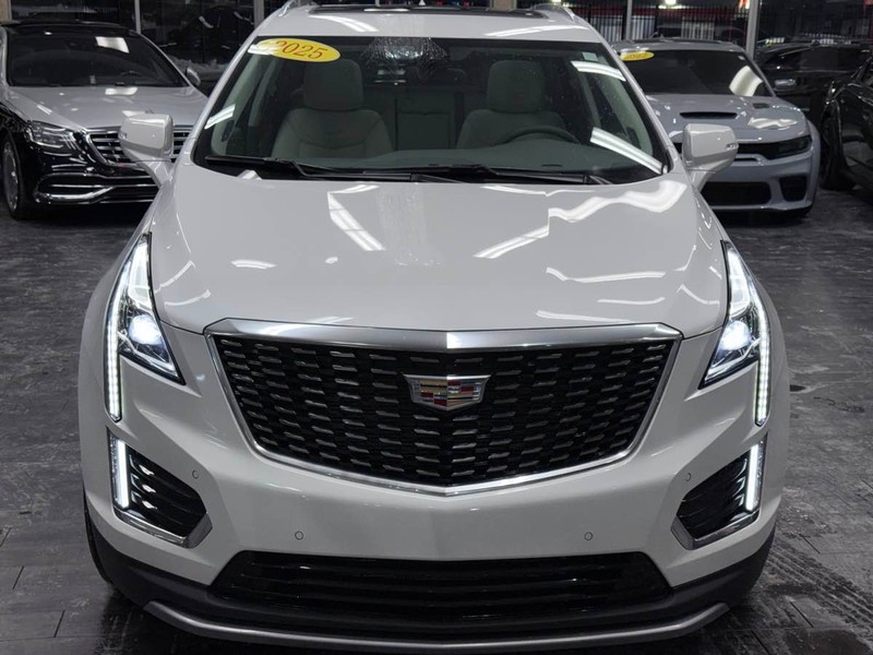 Cadillac XT5 Vehicle Full-screen Gallery Image 03