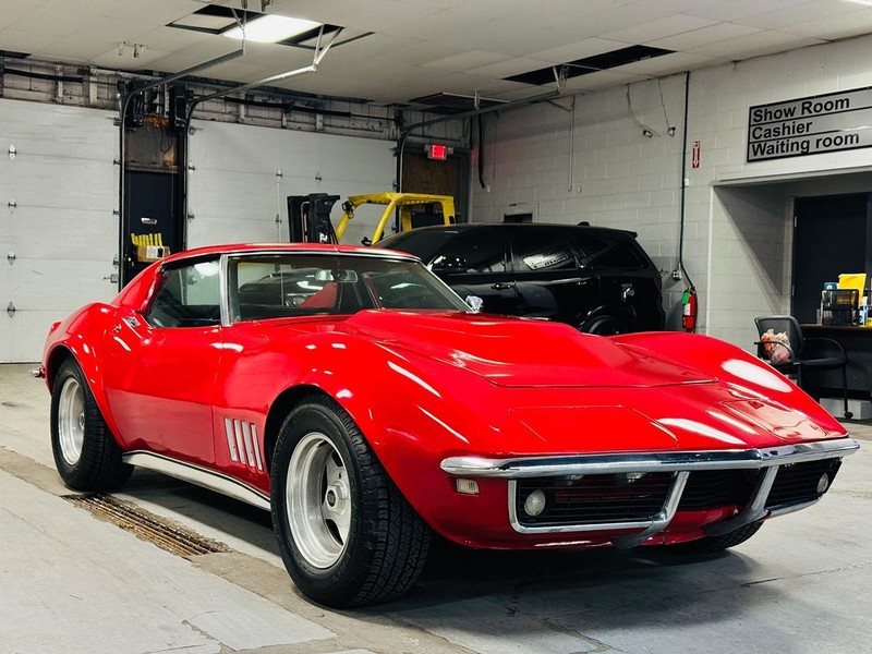 Chevrolet Corvette Vehicle Full-screen Gallery Image 03
