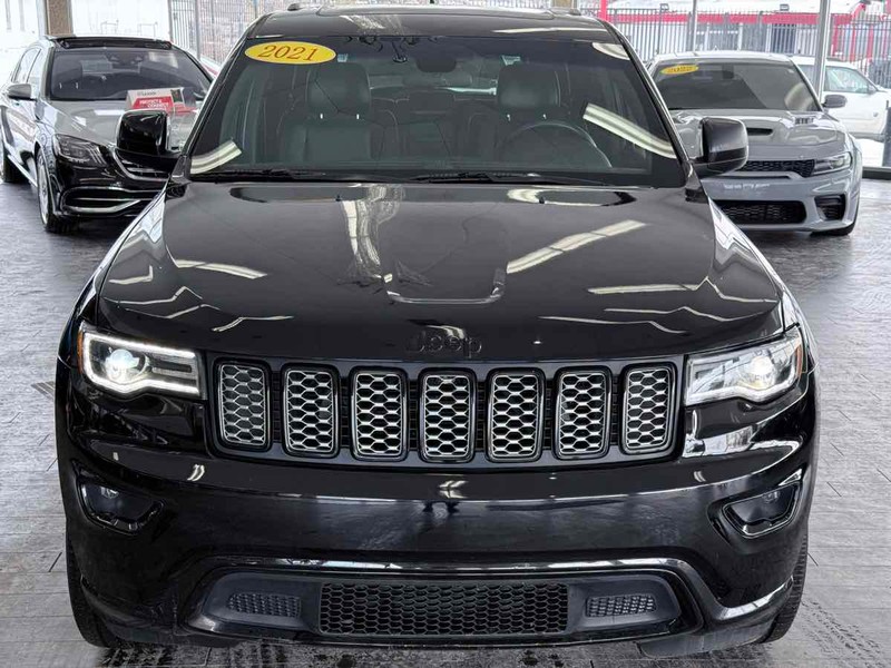 Jeep Grand Cherokee Vehicle Full-screen Gallery Image 03