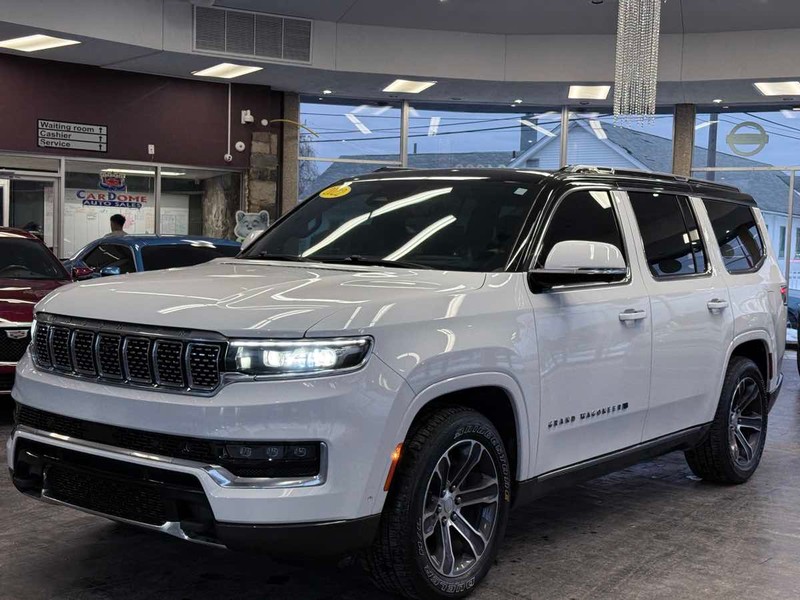 Jeep Grand Wagoneer Vehicle Full-screen Gallery Image 02