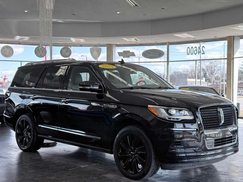 Lincoln Navigator Vehicle Full-screen Gallery Image 01