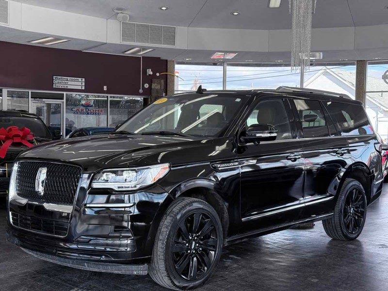 Lincoln Navigator Vehicle Full-screen Gallery Image 02