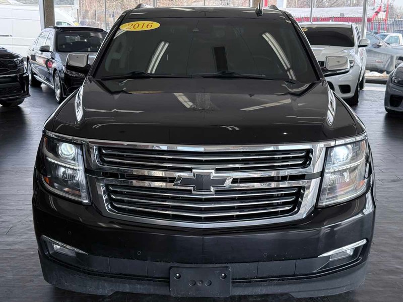 Chevrolet Suburban Vehicle Full-screen Gallery Image 03