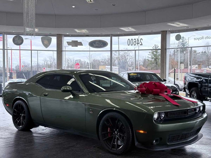 Dodge Challenger Vehicle Full-screen Gallery Image 01