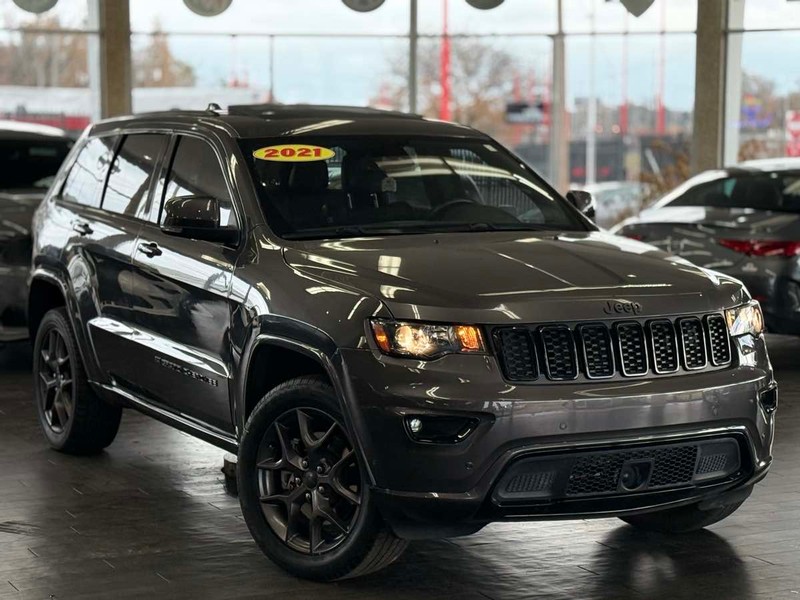 Jeep Grand Cherokee Vehicle Full-screen Gallery Image 02