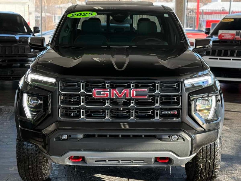 GMC Canyon Vehicle Full-screen Gallery Image 03