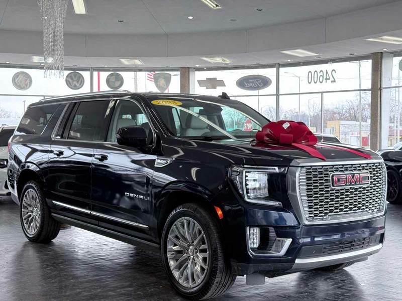 GMC Yukon XL Vehicle Full-screen Gallery Image 01