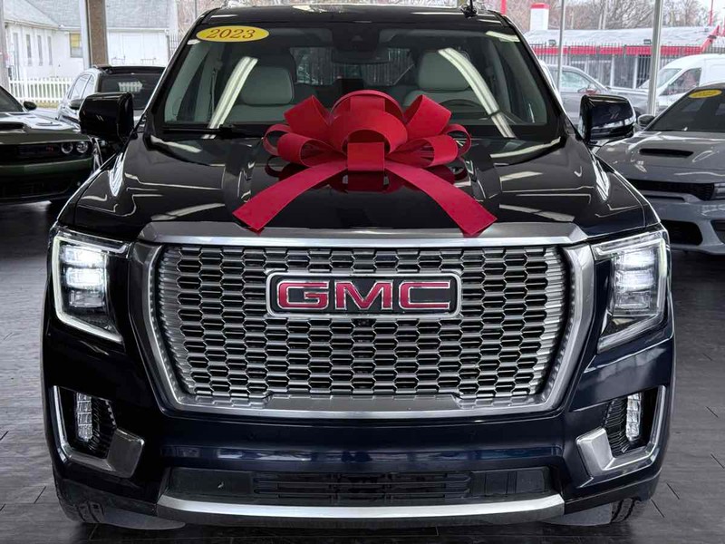 GMC Yukon XL Vehicle Full-screen Gallery Image 03