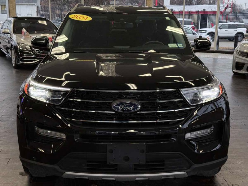 Ford Explorer Vehicle Full-screen Gallery Image 03