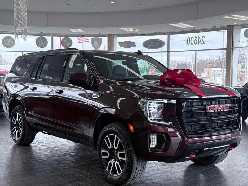 GMC Yukon XL Vehicle Full-screen Gallery Image 01