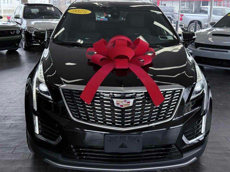 Cadillac XT5 Vehicle Full-screen Gallery Image 03